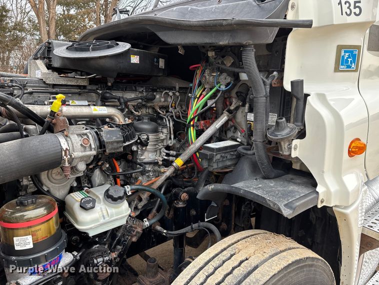 image for item DT0015 2015 Freightliner Cascadia semi truck