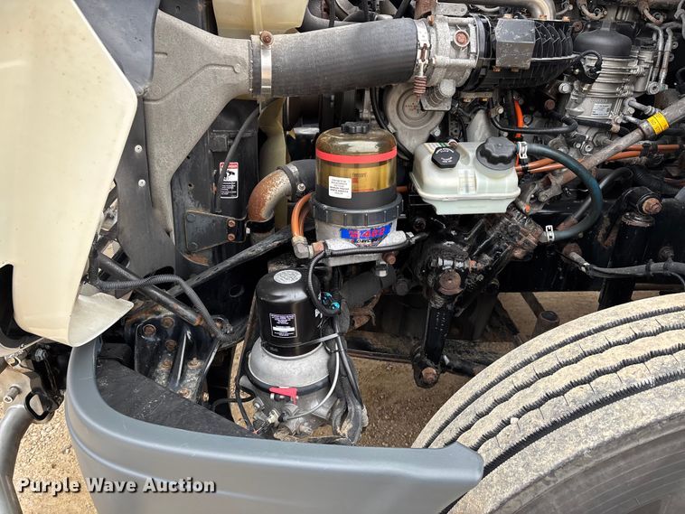 image for item DT0015 2015 Freightliner Cascadia semi truck