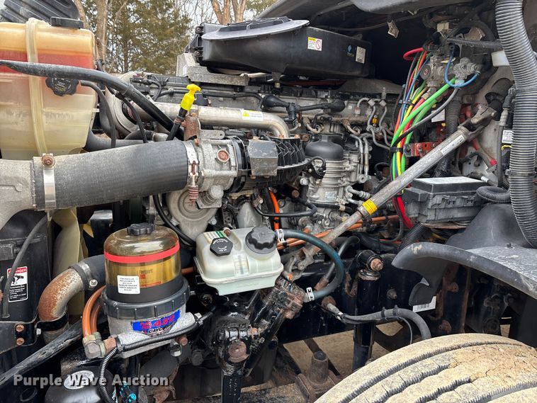 image for item DT0015 2015 Freightliner Cascadia semi truck