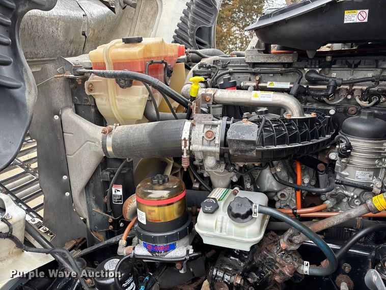 image for item DT0015 2015 Freightliner Cascadia semi truck