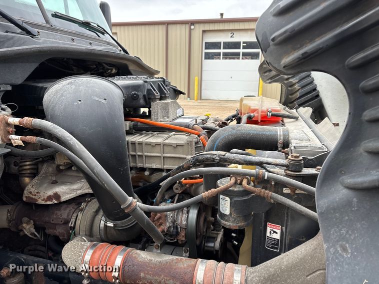 image for item DT0015 2015 Freightliner Cascadia semi truck