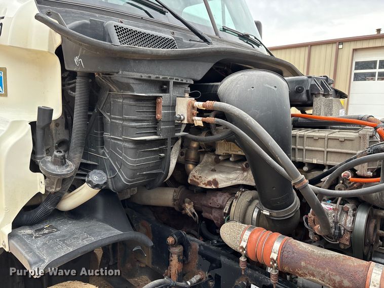 image for item DT0015 2015 Freightliner Cascadia semi truck