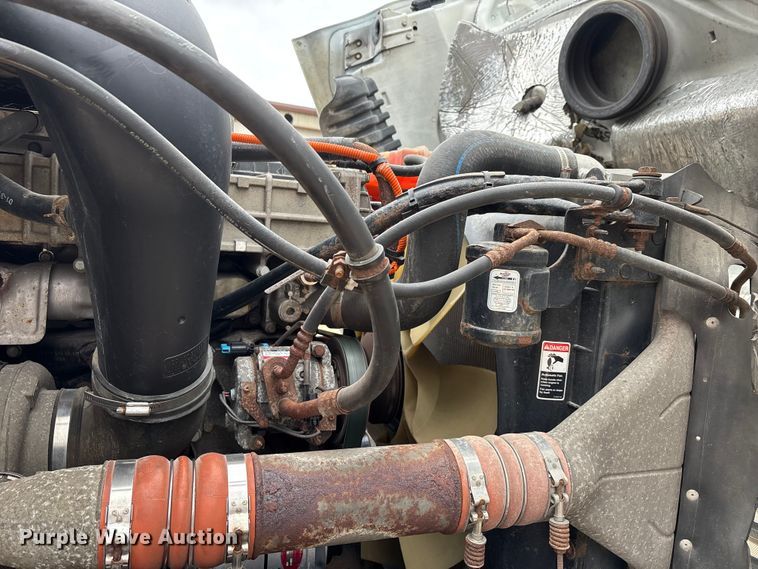 image for item DT0015 2015 Freightliner Cascadia semi truck