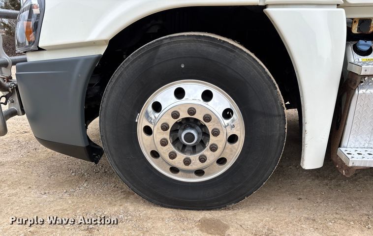 image for item DT0015 2015 Freightliner Cascadia semi truck