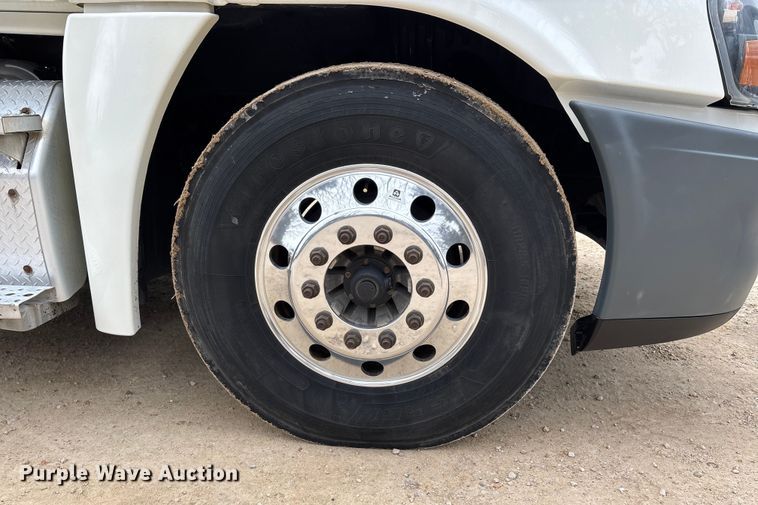 image for item DT0015 2015 Freightliner Cascadia semi truck