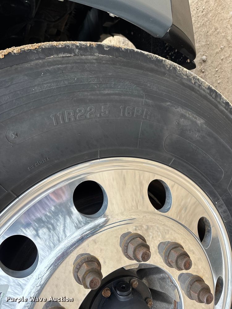 image for item DT0015 2015 Freightliner Cascadia semi truck