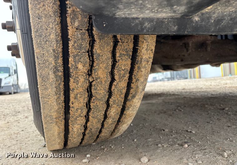 image for item DT0015 2015 Freightliner Cascadia semi truck