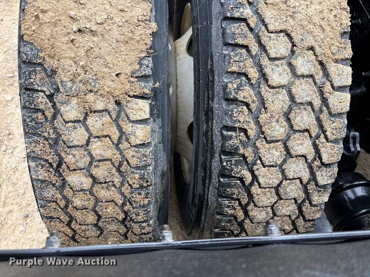 image for item DT0015 2015 Freightliner Cascadia semi truck