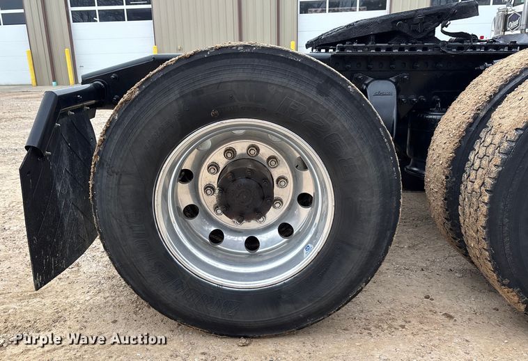 image for item DT0015 2015 Freightliner Cascadia semi truck