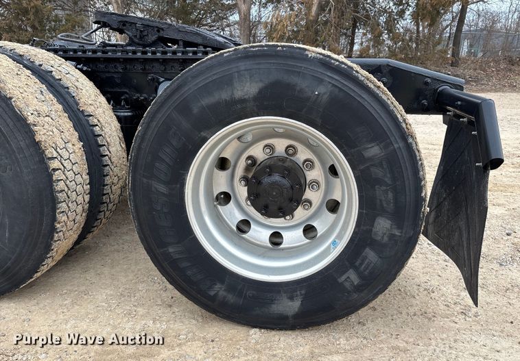 image for item DT0015 2015 Freightliner Cascadia semi truck