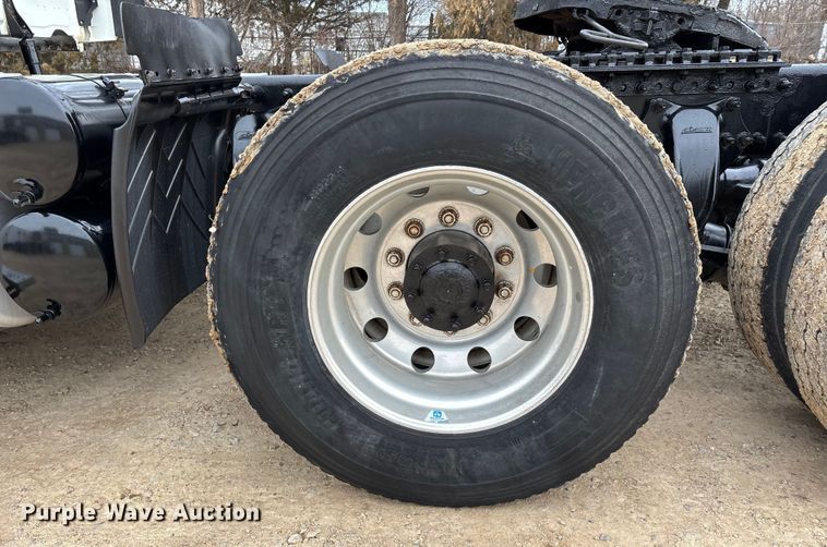 image for item DT0015 2015 Freightliner Cascadia semi truck