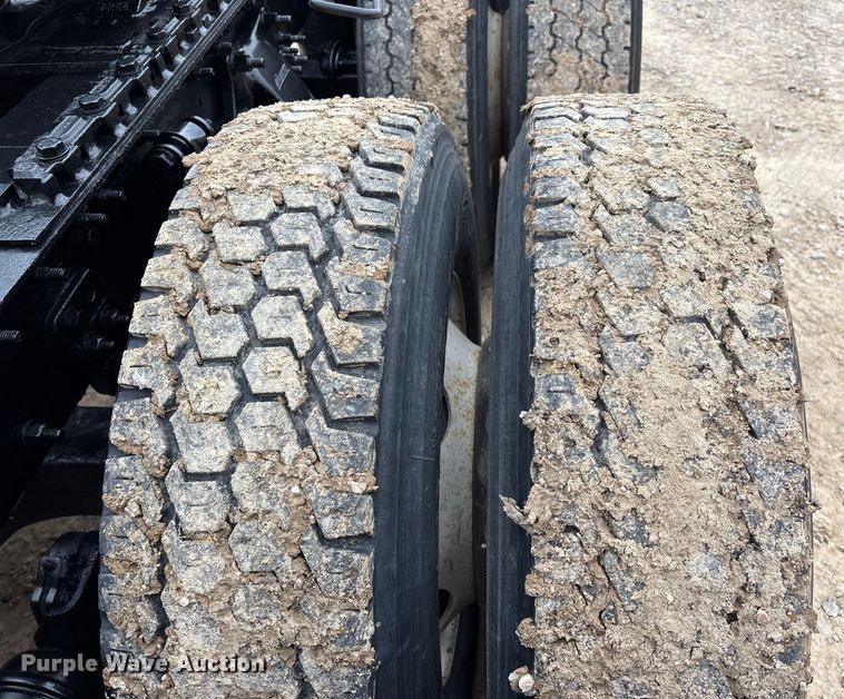 image for item DT0015 2015 Freightliner Cascadia semi truck