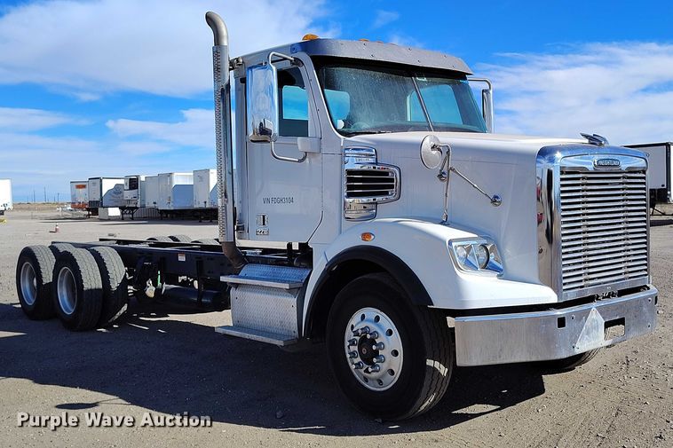 image for item DT0806 2015 Freightliner Coronado truck cab and chassis