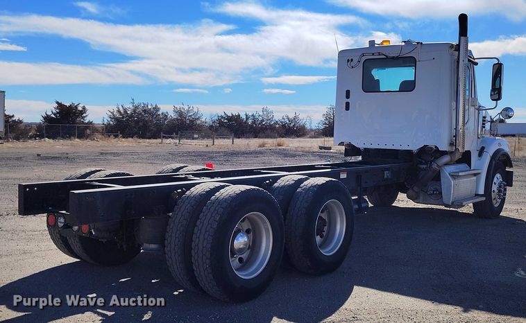 image for item DT0806 2015 Freightliner Coronado truck cab and chassis