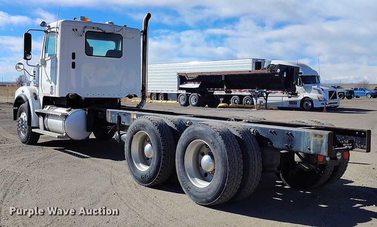 image for item DT0806 2015 Freightliner Coronado truck cab and chassis