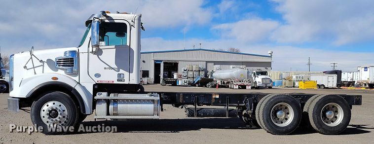 image for item DT0806 2015 Freightliner Coronado truck cab and chassis