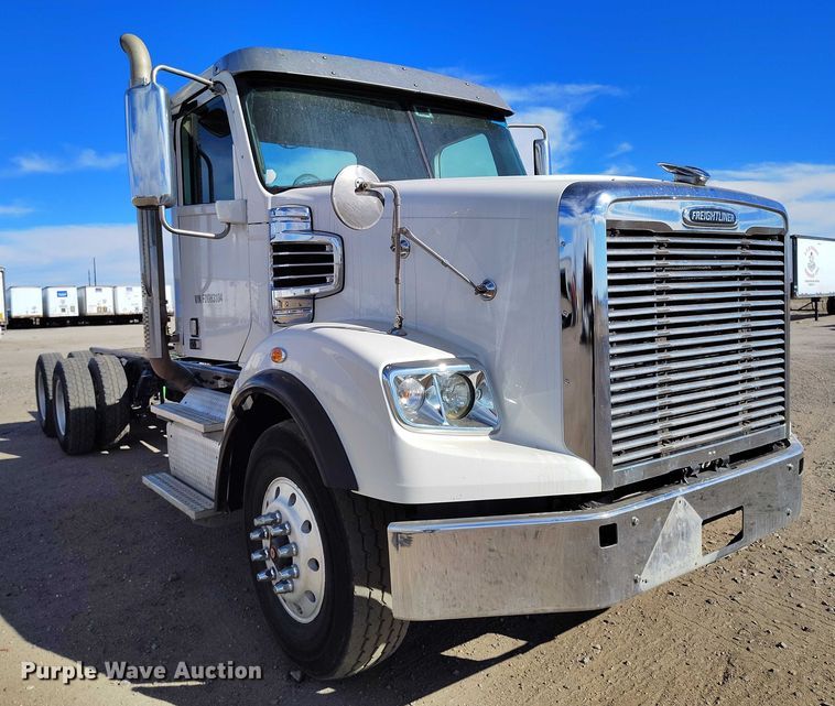 image for item DT0806 2015 Freightliner Coronado truck cab and chassis