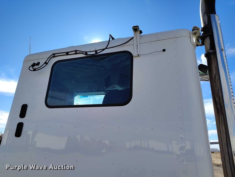 image for item DT0806 2015 Freightliner Coronado truck cab and chassis