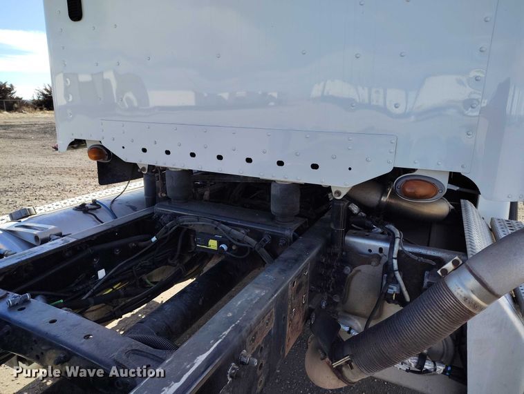 image for item DT0806 2015 Freightliner Coronado truck cab and chassis