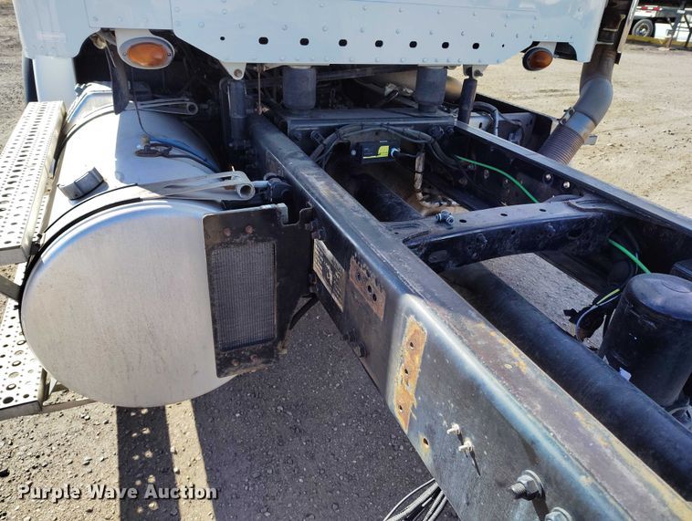 image for item DT0806 2015 Freightliner Coronado truck cab and chassis