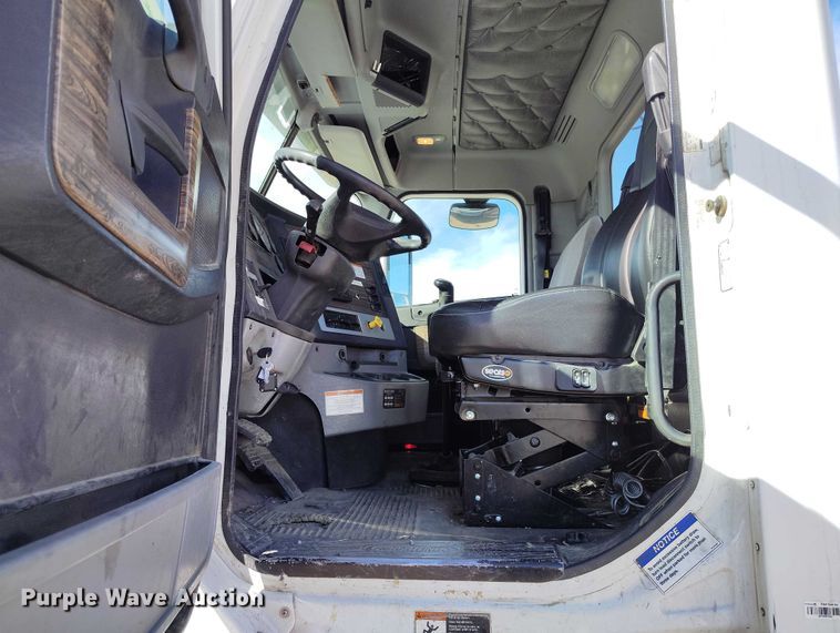 image for item DT0806 2015 Freightliner Coronado truck cab and chassis