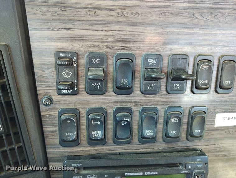 image for item DT0806 2015 Freightliner Coronado truck cab and chassis