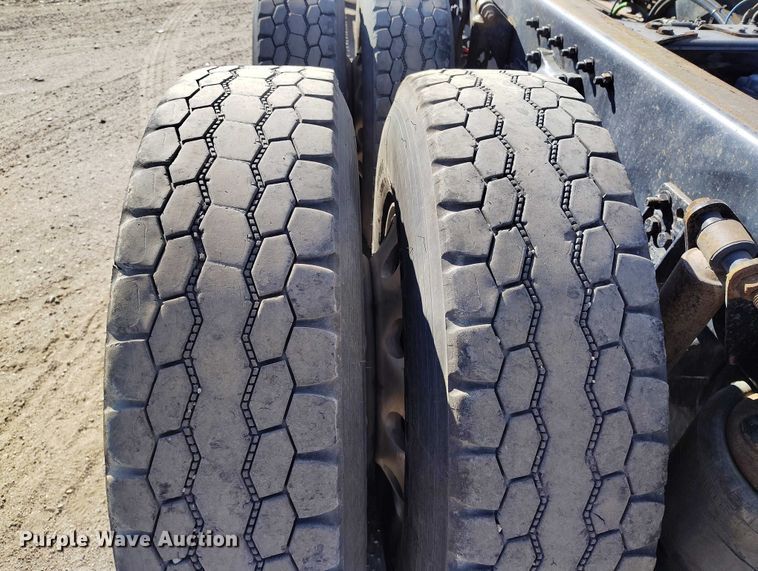 image for item DT0806 2015 Freightliner Coronado truck cab and chassis