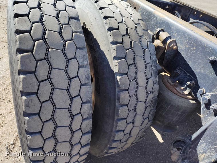 image for item DT0806 2015 Freightliner Coronado truck cab and chassis