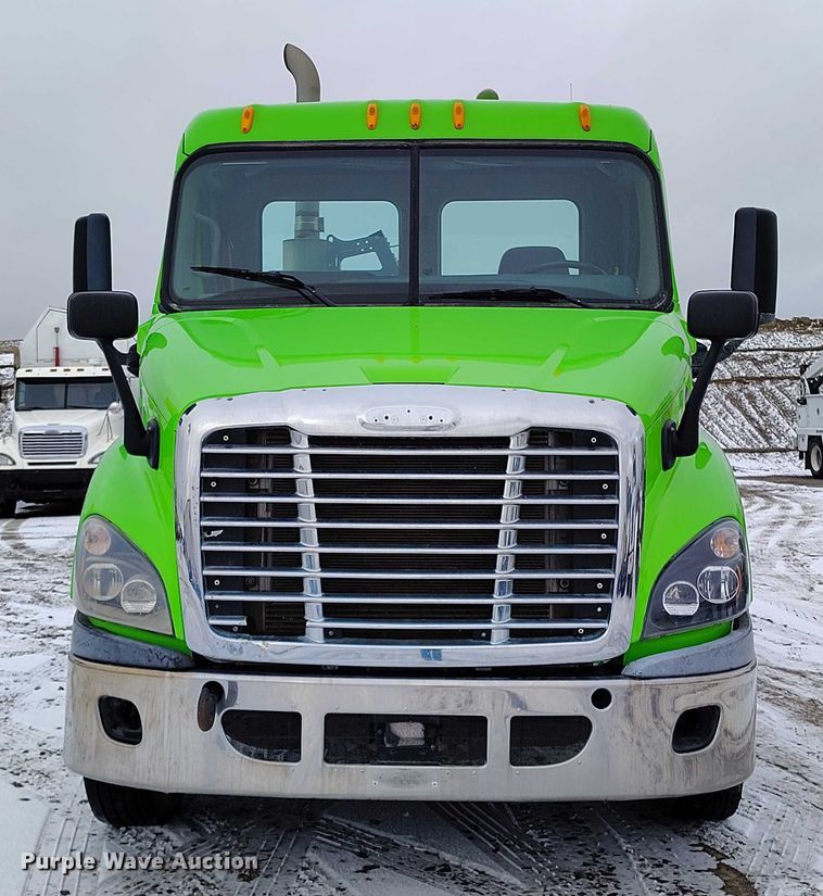 image for item DT0885 2014 Freightliner Cascadia semi truck
