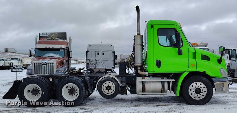 image for item DT0885 2014 Freightliner Cascadia semi truck