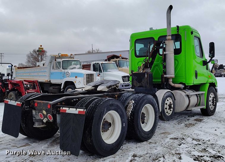 image for item DT0885 2014 Freightliner Cascadia semi truck
