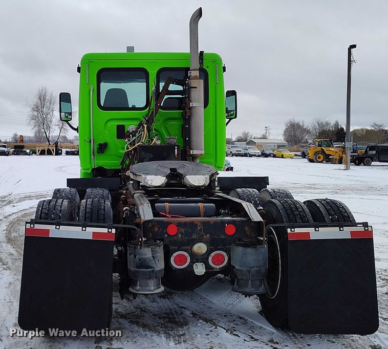 image for item DT0885 2014 Freightliner Cascadia semi truck