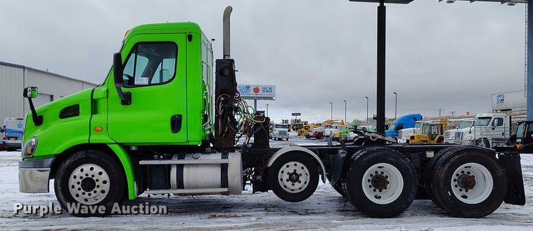 image for item DT0885 2014 Freightliner Cascadia semi truck