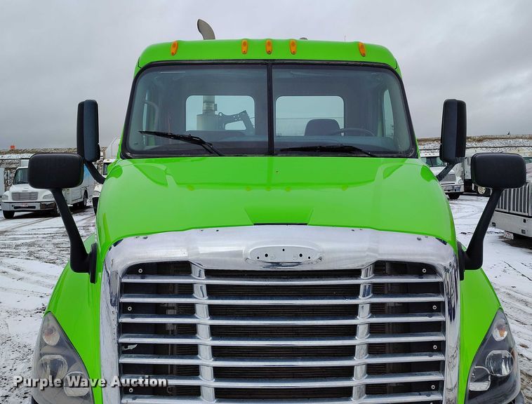 image for item DT0885 2014 Freightliner Cascadia semi truck