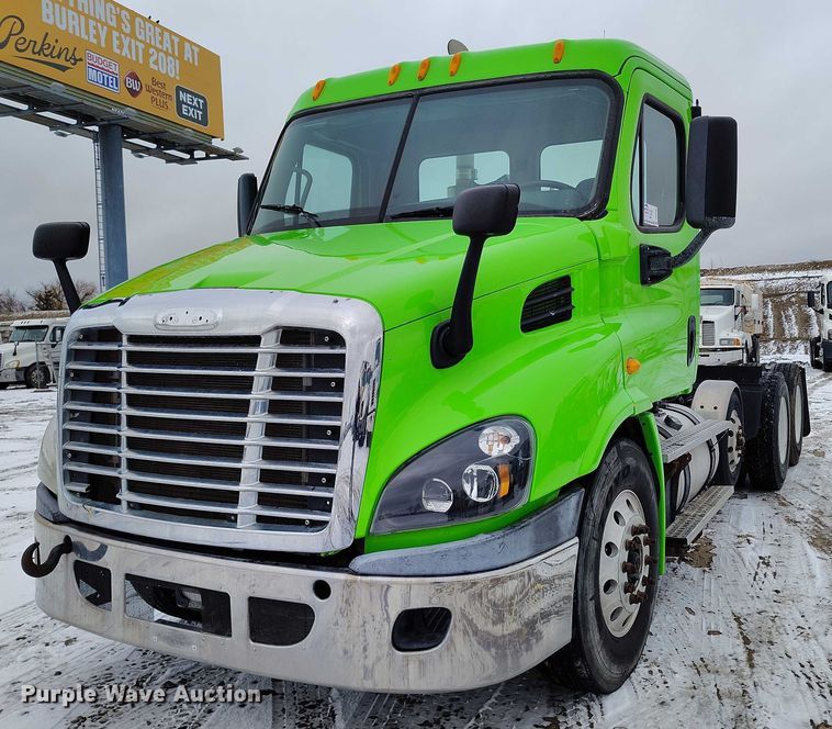 image for item DT0885 2014 Freightliner Cascadia semi truck