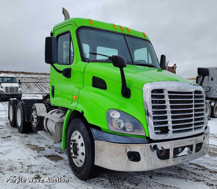 image for item DT0885 2014 Freightliner Cascadia semi truck