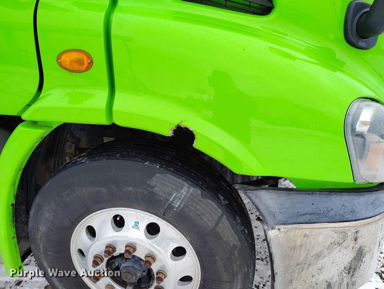 image for item DT0885 2014 Freightliner Cascadia semi truck