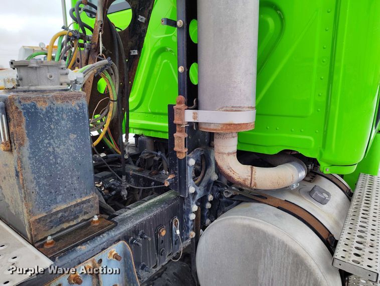 image for item DT0885 2014 Freightliner Cascadia semi truck