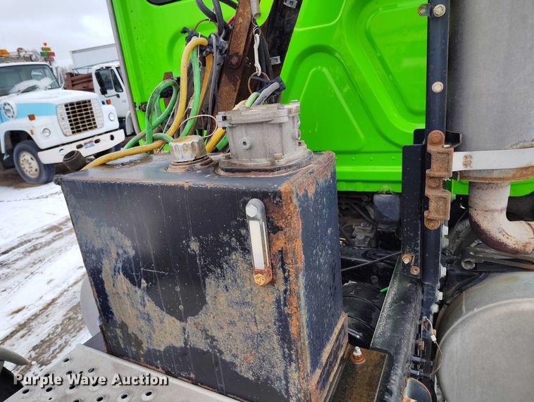 image for item DT0885 2014 Freightliner Cascadia semi truck