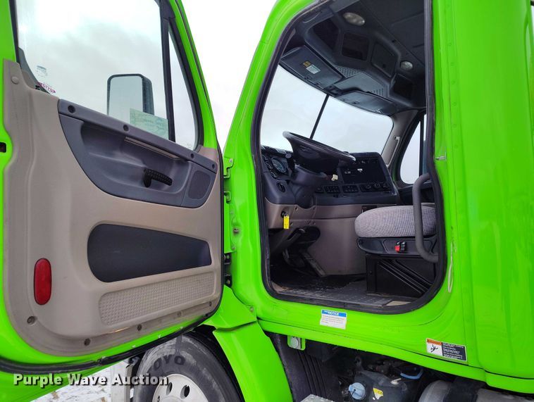 image for item DT0885 2014 Freightliner Cascadia semi truck