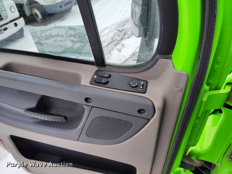 image for item DT0885 2014 Freightliner Cascadia semi truck