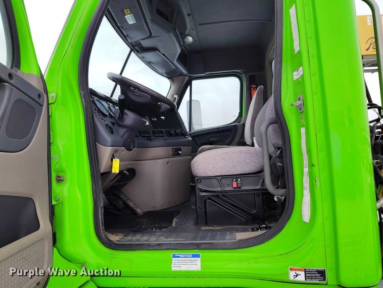 image for item DT0885 2014 Freightliner Cascadia semi truck