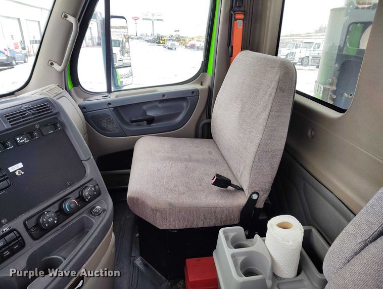 image for item DT0885 2014 Freightliner Cascadia semi truck