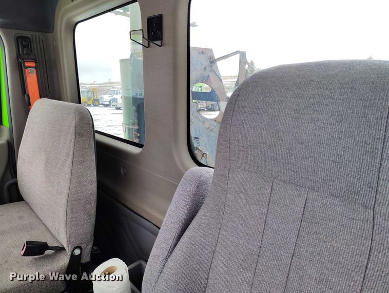 image for item DT0885 2014 Freightliner Cascadia semi truck