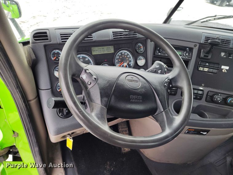 image for item DT0885 2014 Freightliner Cascadia semi truck