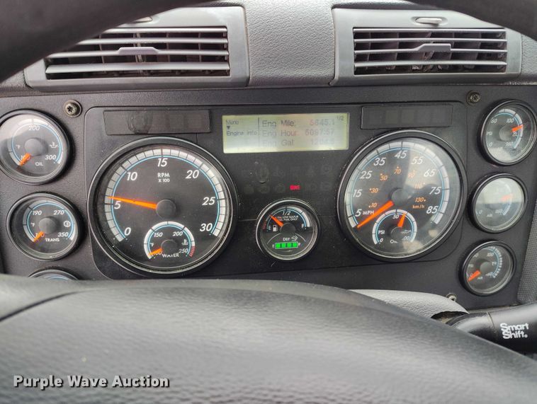 image for item DT0885 2014 Freightliner Cascadia semi truck