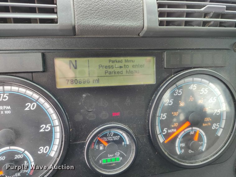 image for item DT0885 2014 Freightliner Cascadia semi truck