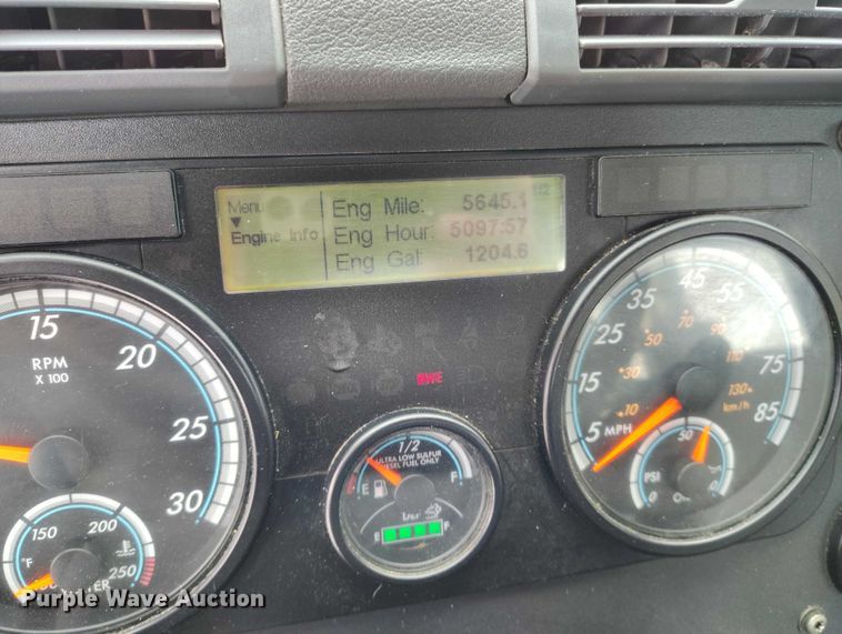 image for item DT0885 2014 Freightliner Cascadia semi truck