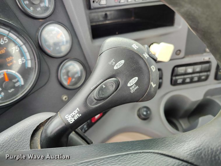 image for item DT0885 2014 Freightliner Cascadia semi truck