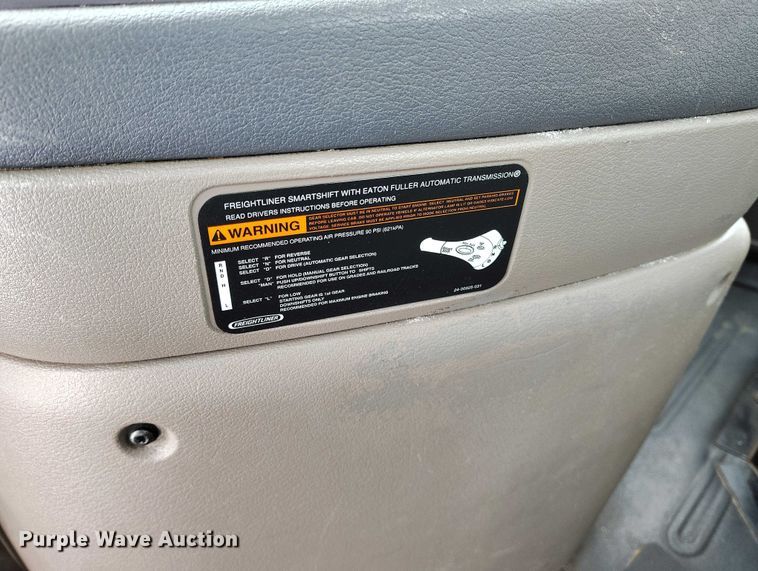 image for item DT0885 2014 Freightliner Cascadia semi truck